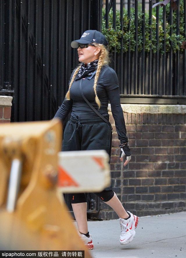 麦当娜梳麻花辫穿运动衣出街 搭配黑色短裤气场十足