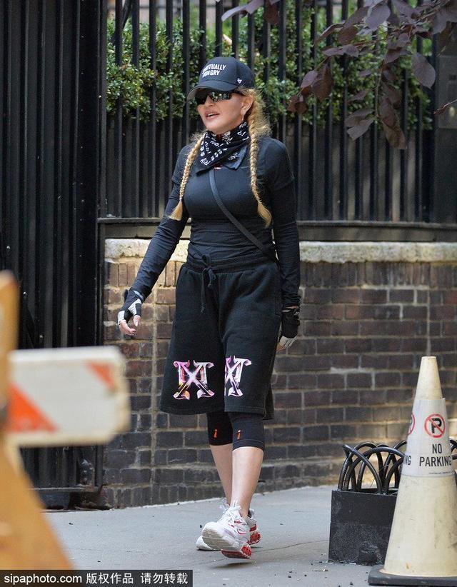 麦当娜梳麻花辫穿运动衣出街 搭配黑色短裤气场十足