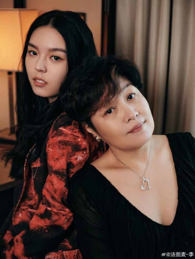 一家人在一起！法图麦和妈妈哈文拍写真 穿爸爸李咏的西装