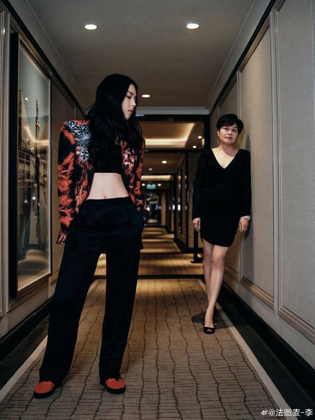 一家人在一起！法图麦和妈妈哈文拍写真 穿爸爸李咏的西装