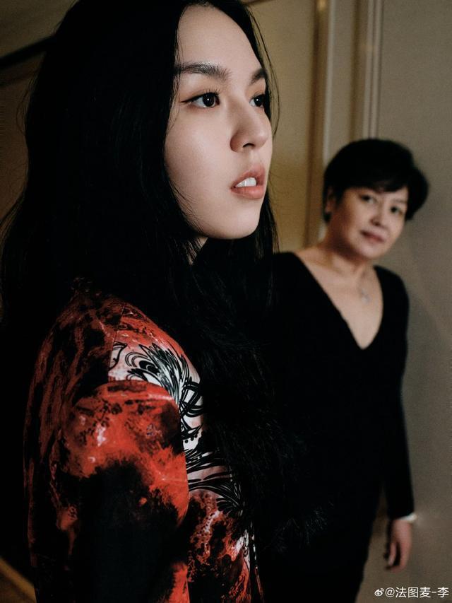 一家人在一起！法图麦和妈妈哈文拍写真 穿爸爸李咏的西装