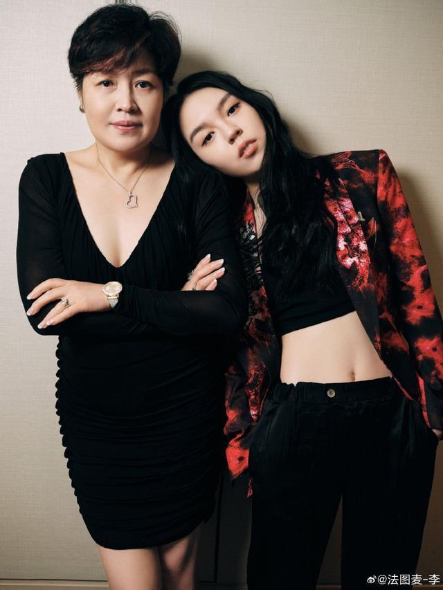 一家人在一起！法图麦和妈妈哈文拍写真 穿爸爸李咏的西装