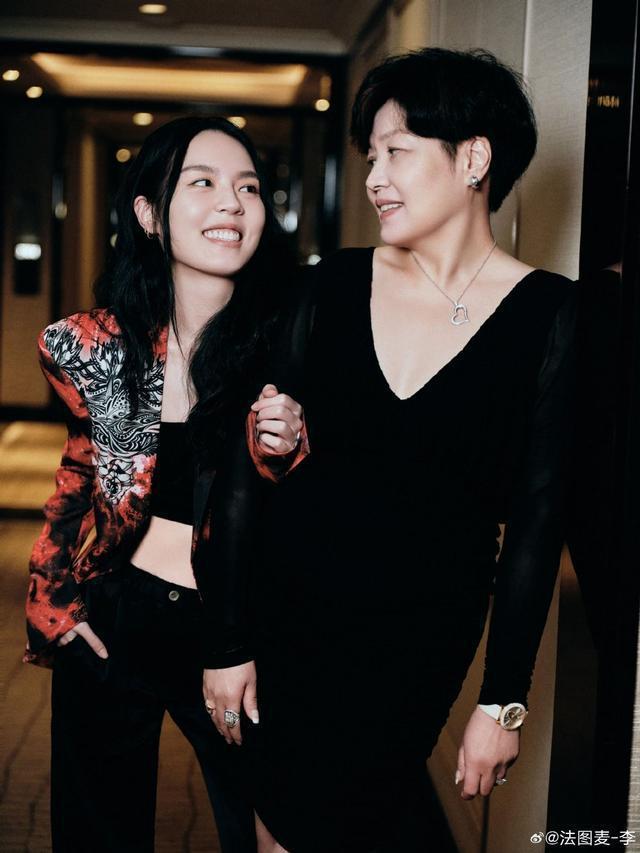 一家人在一起！法图麦和妈妈哈文拍写真 穿爸爸李咏的西装