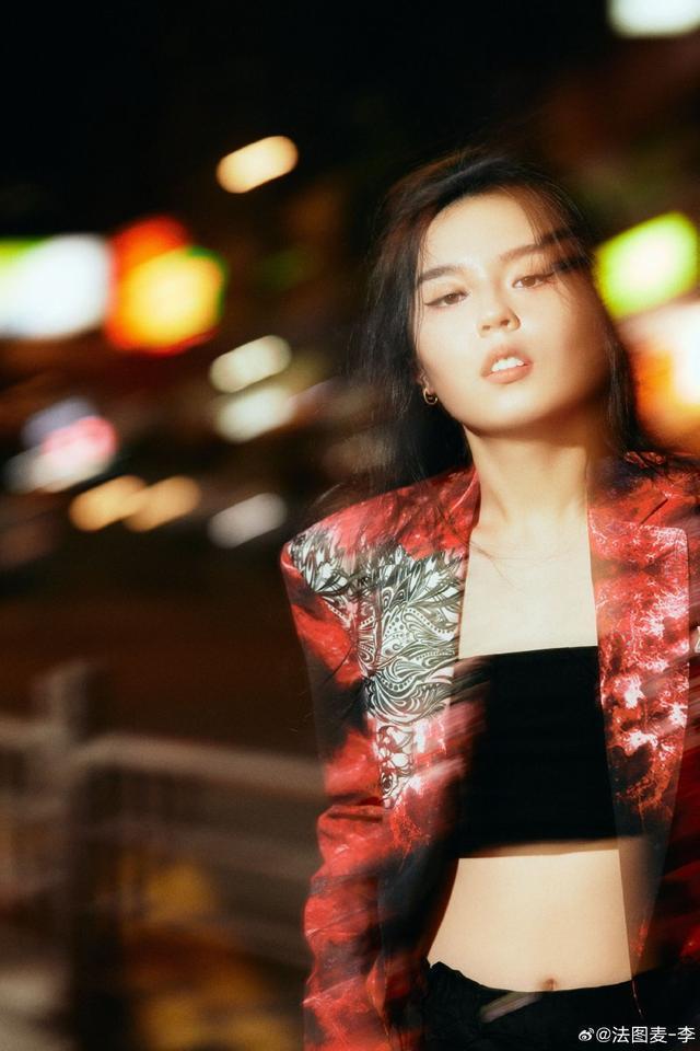 一家人在一起！法图麦和妈妈哈文拍写真 穿爸爸李咏的西装