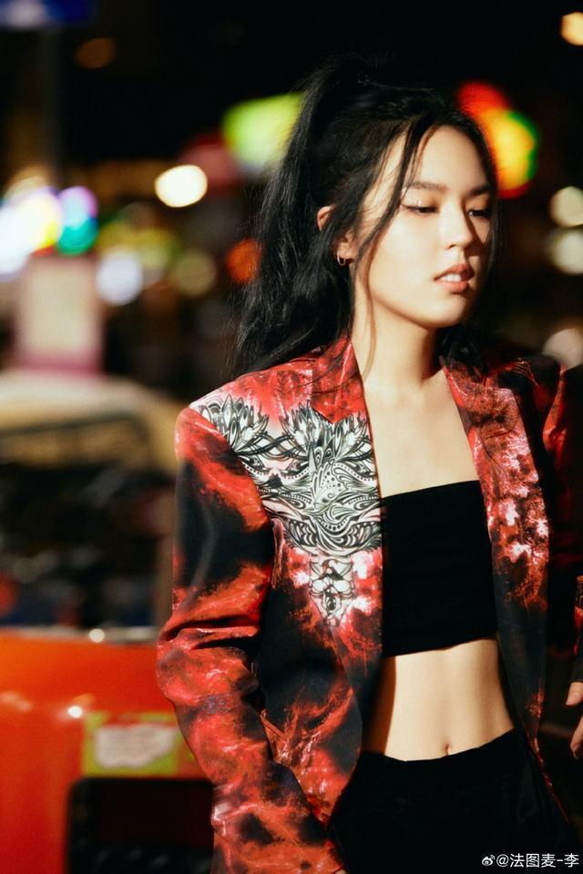 一家人在一起！法图麦和妈妈哈文拍写真 穿爸爸李咏的西装