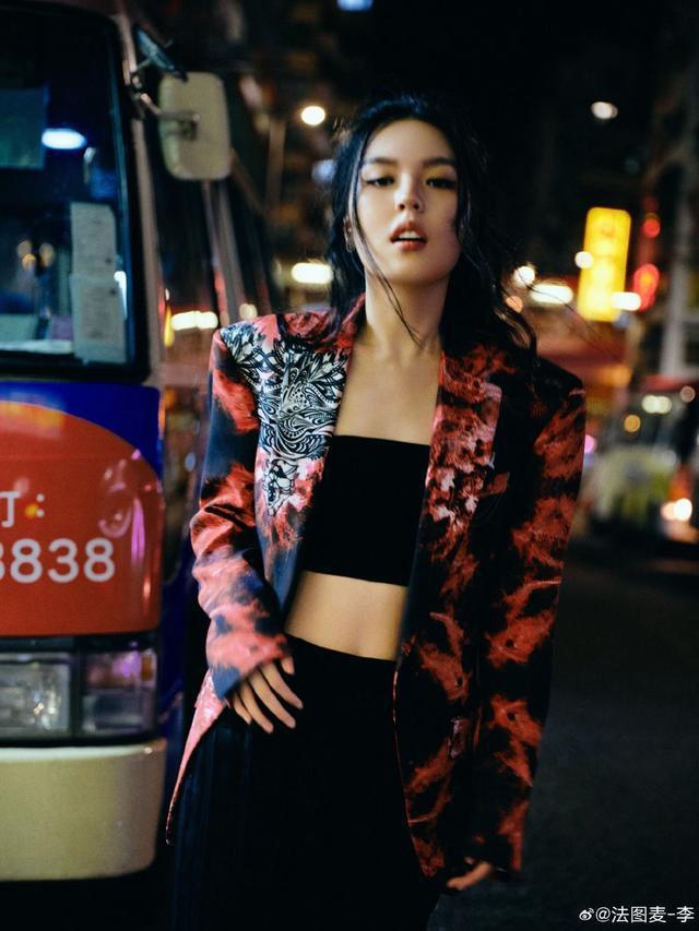 一家人在一起！法图麦和妈妈哈文拍写真 穿爸爸李咏的西装