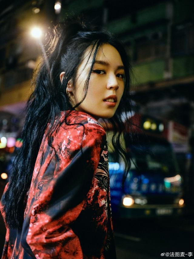 一家人在一起！法图麦和妈妈哈文拍写真 穿爸爸李咏的西装