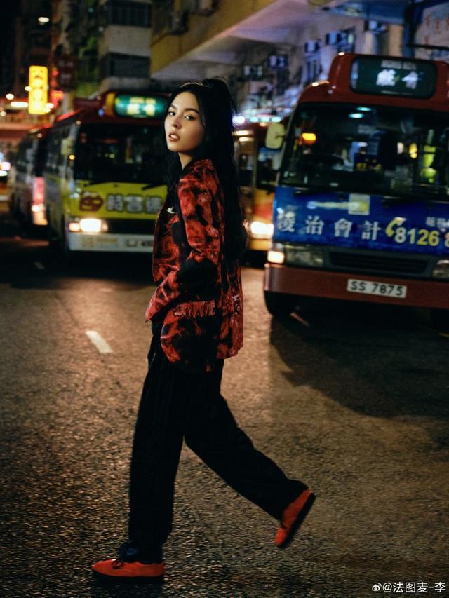 一家人在一起！法图麦和妈妈哈文拍写真 穿爸爸李咏的西装