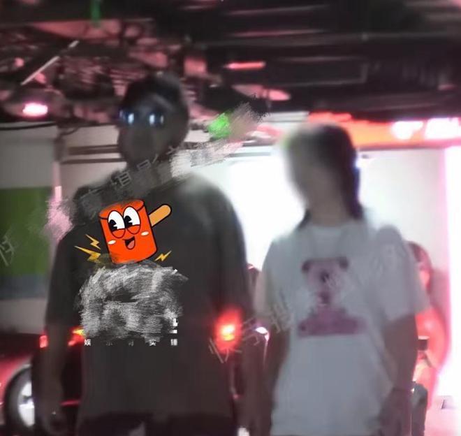 徐峥现身陪女儿看电影，徐小宝手舞足蹈超开心