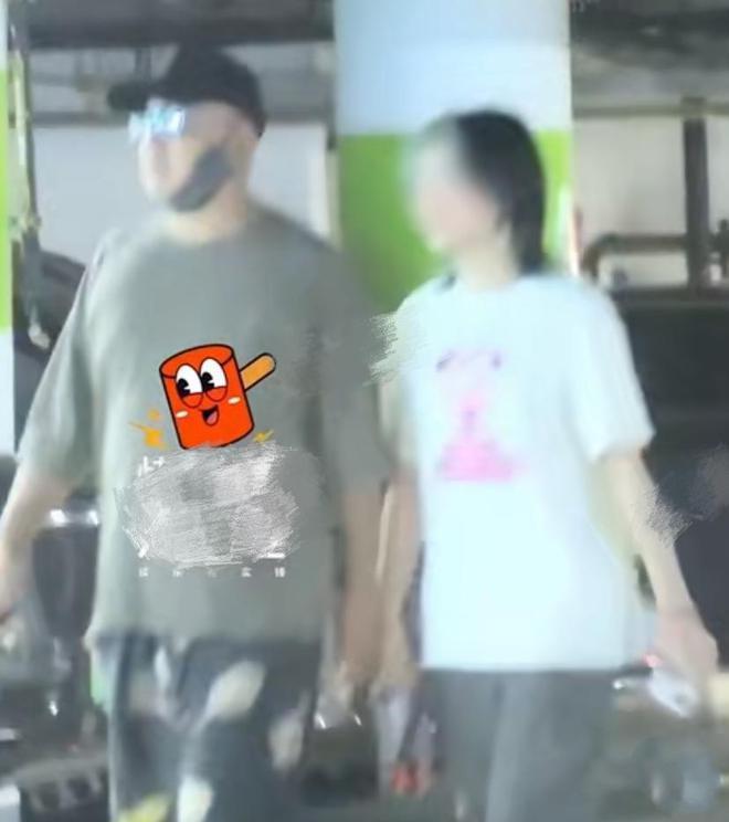 徐峥现身陪女儿看电影，徐小宝手舞足蹈超开心