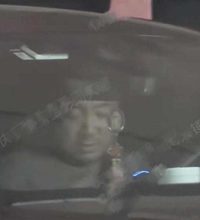 徐峥现身陪女儿看电影，徐小宝手舞足蹈超开心