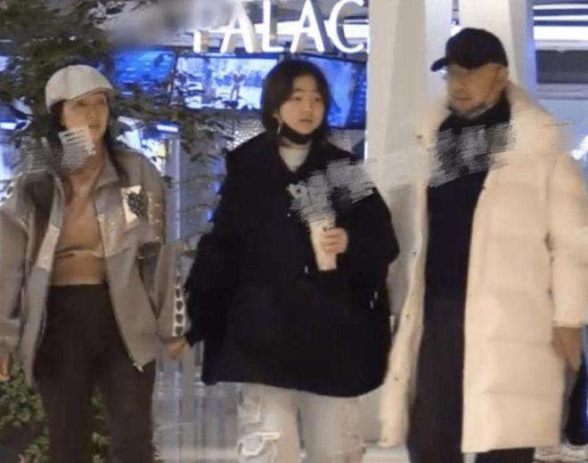 徐峥现身陪女儿看电影，徐小宝手舞足蹈超开心
