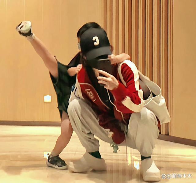 赵丽颖首次晒出儿子合影，穿搭行头不简单，想想穿百元鞋子