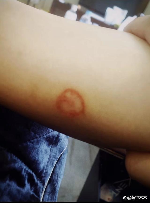 赵丽颖首次晒出儿子合影，穿搭行头不简单，想想穿百元鞋子