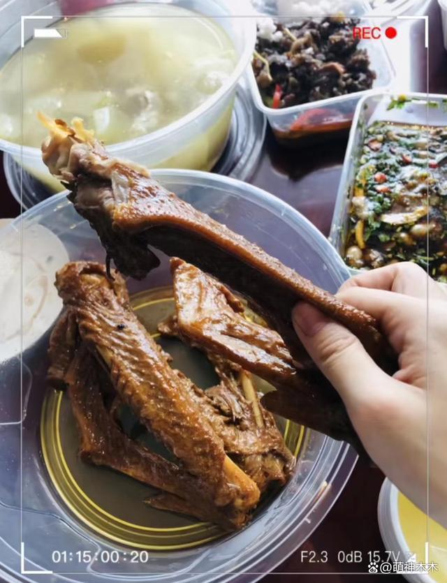 赵丽颖首次晒出儿子合影，穿搭行头不简单，想想穿百元鞋子