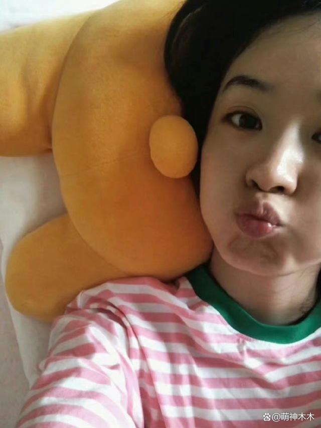 赵丽颖首次晒出儿子合影，穿搭行头不简单，想想穿百元鞋子