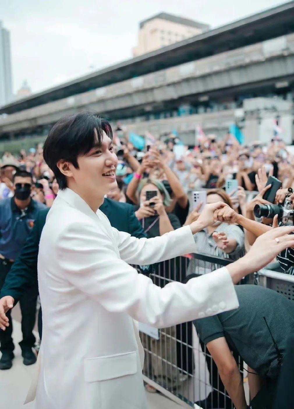 不敢认！男神也发福了？