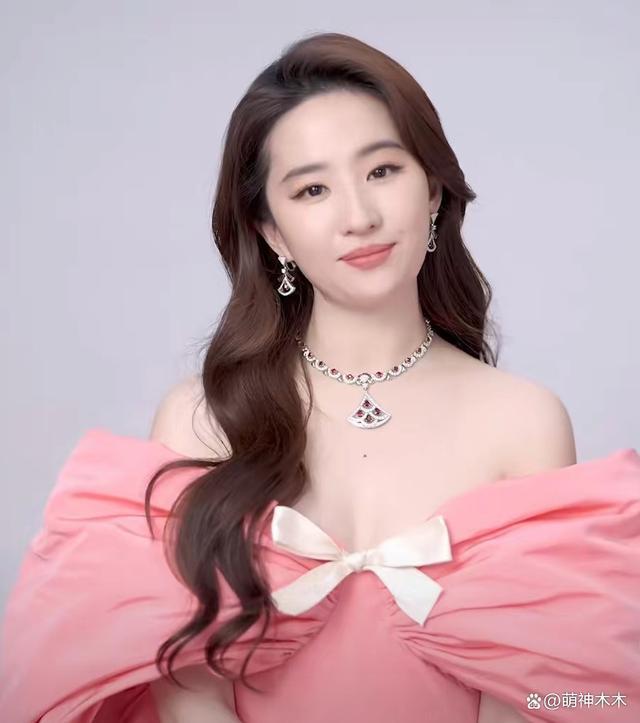 cosmo女星状态：刘亦菲滤镜开太大，倪妮假发质量差