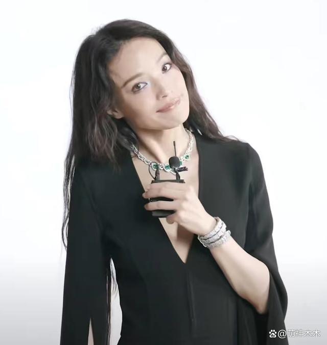 cosmo女星状态：刘亦菲滤镜开太大，倪妮假发质量差