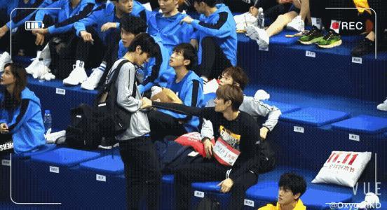 趁乱搞突袭？对方拍了拍你，并且撤回了一个直男