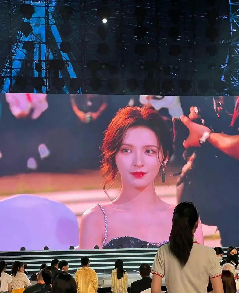 多恨她啊，在评论区刷屏抵制