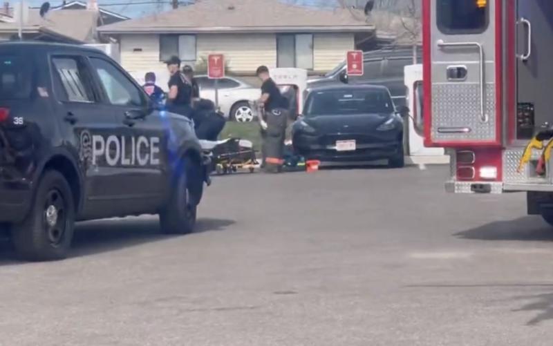 为了充上电，美国人玩起了“车体蜈蚣”。。。