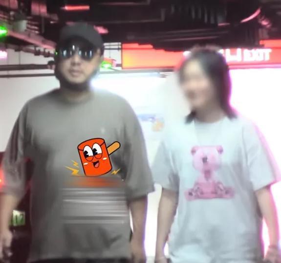 徐峥陶虹带女儿现身机场 一家罕见同框15岁女儿身形像爸