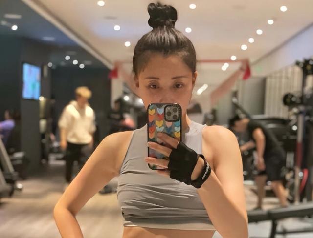 43岁殷桃晒健身照大秀身材 多年自律美丽上镜形象佳