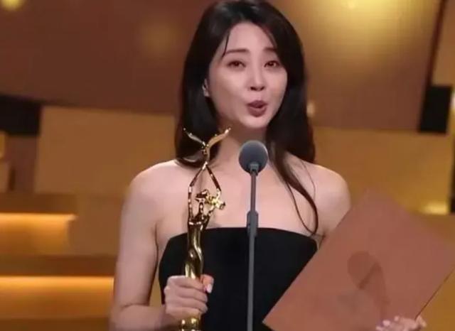 43岁殷桃晒健身照大秀身材 多年自律美丽上镜形象佳