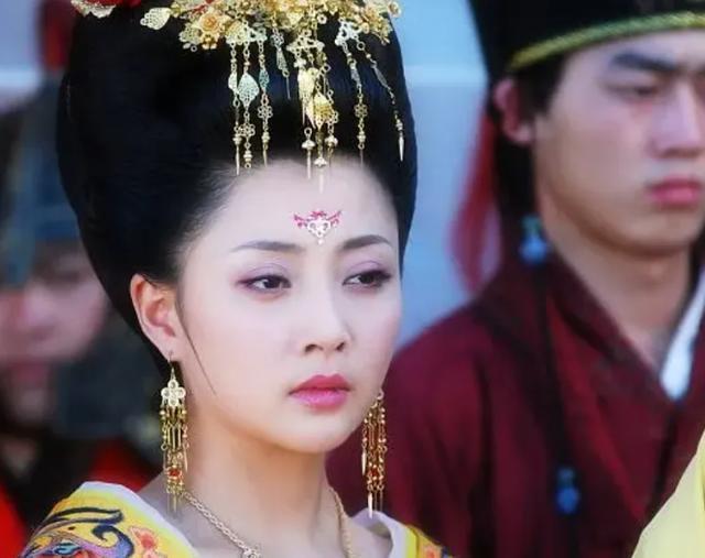 43岁殷桃晒健身照大秀身材 多年自律美丽上镜形象佳