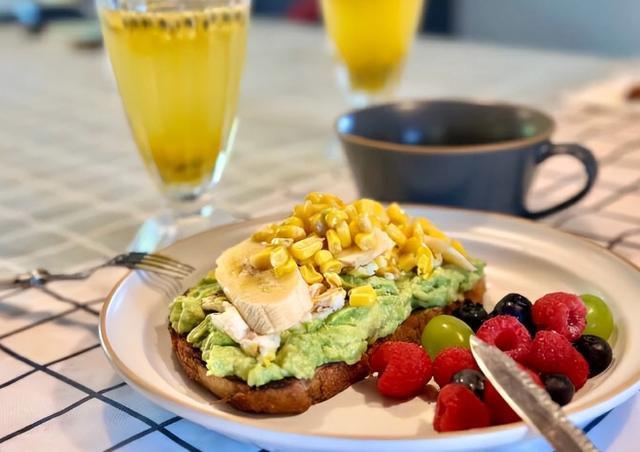 43岁殷桃晒健身照大秀身材 多年自律美丽上镜形象佳