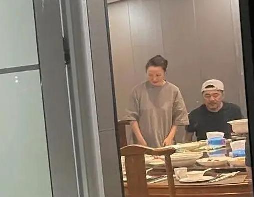 网友聚餐偶遇陈建斌夫妇 二人私下亲和礼貌素颜状态大赞