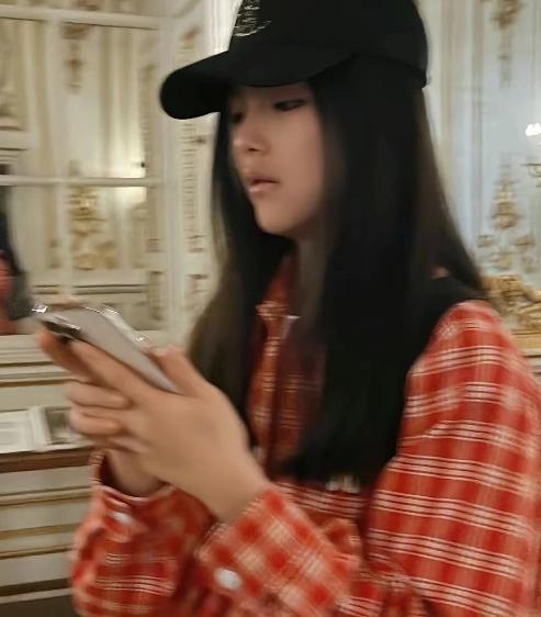 李湘晒女儿侧拍大秀富养日常 王诗龄手工礼服价格不菲