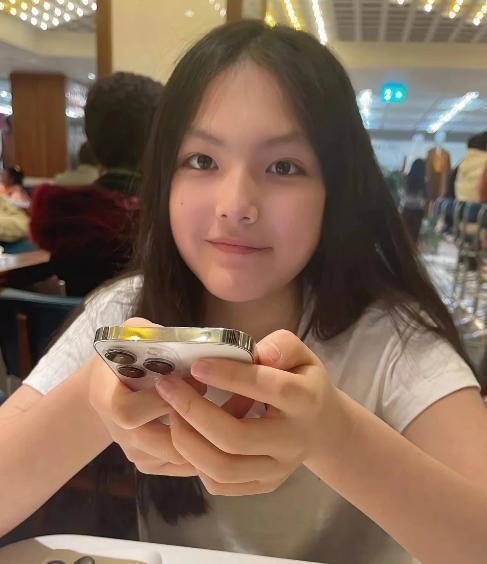 李湘晒女儿侧拍大秀富养日常 王诗龄手工礼服价格不菲