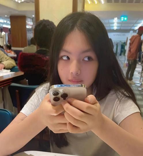 李湘晒女儿侧拍大秀富养日常 王诗龄手工礼服价格不菲