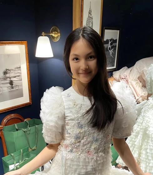 李湘晒女儿侧拍大秀富养日常 王诗龄手工礼服价格不菲