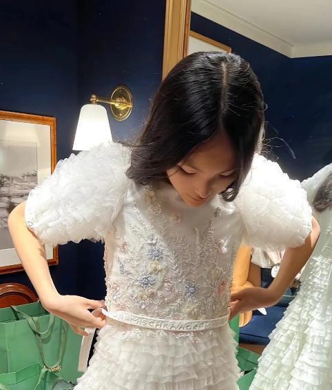 李湘晒女儿侧拍大秀富养日常 王诗龄手工礼服价格不菲
