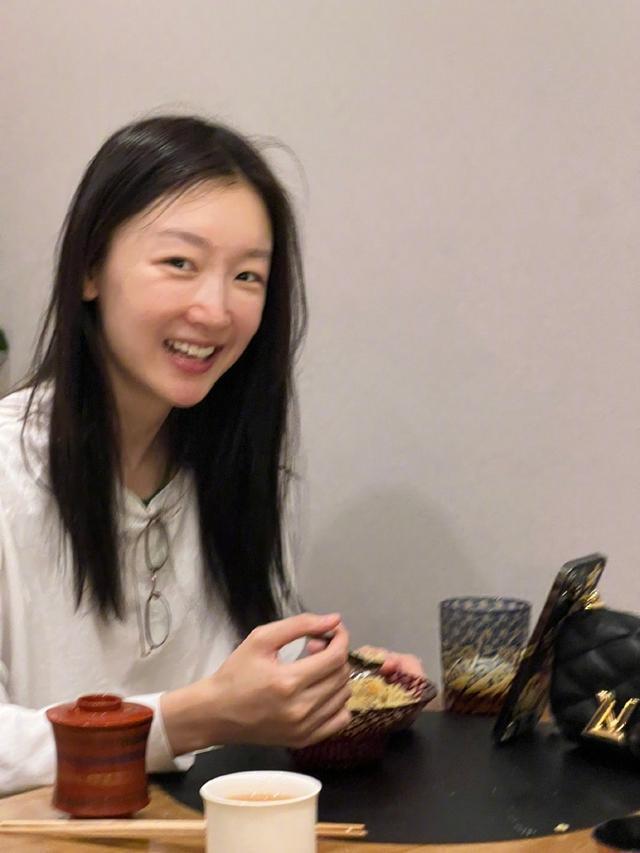 周冬雨反季节穿棉衣喊网友猜地名 晒素颜随拍笑容纯澈