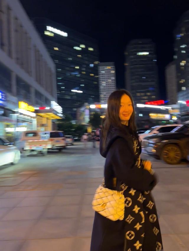 周冬雨反季节穿棉衣喊网友猜地名 晒素颜随拍笑容纯澈