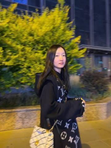 周冬雨反季节穿棉衣喊网友猜地名 晒素颜随拍笑容纯澈