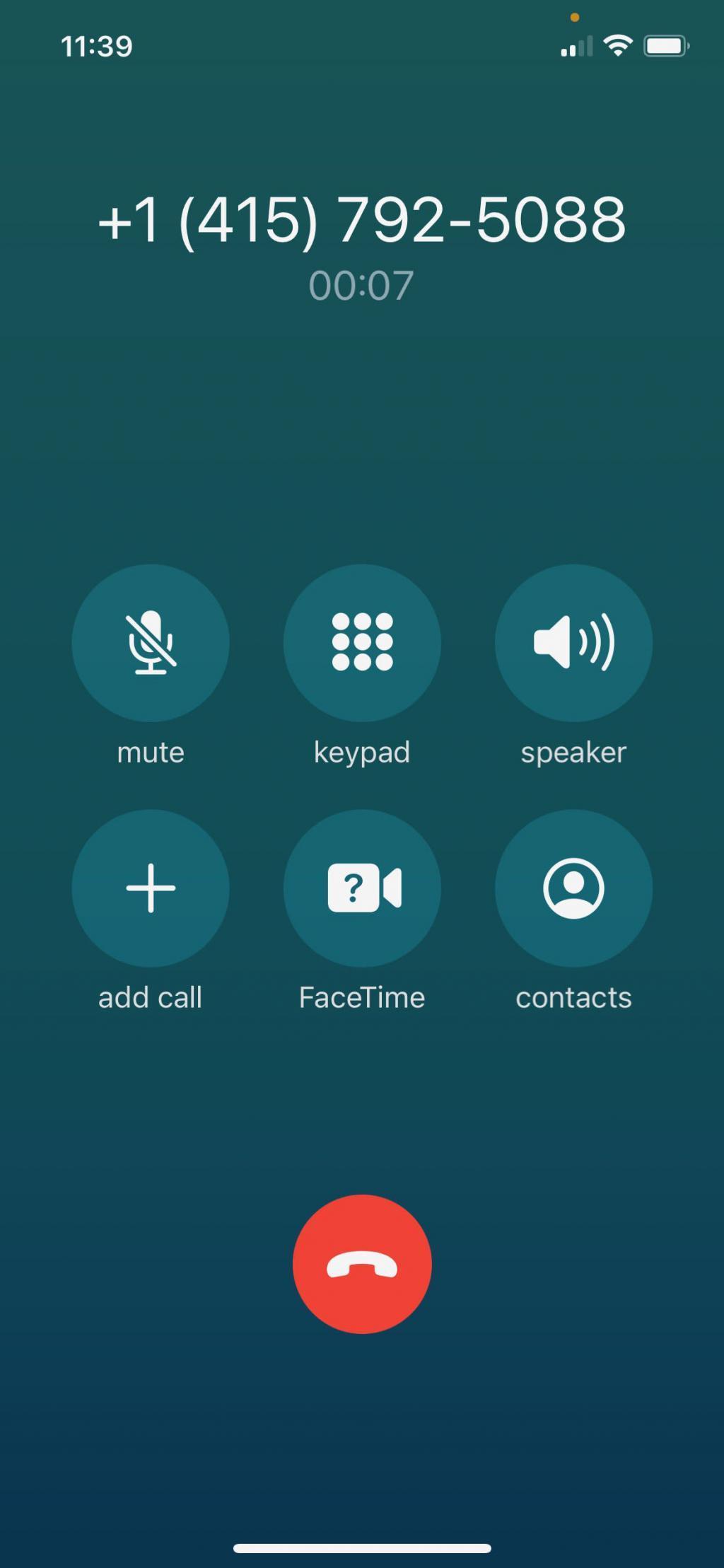 苹果 iOS 17 电话应用界面有变，挂断按钮移到了右下角