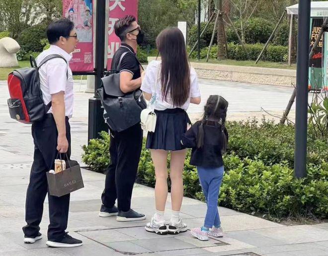 郭富城携家人游上海！路人怒批其耍大牌，方媛生图差距大