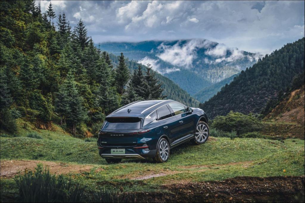 争夺“奶爸车”市场，腾势与理想正面交锋