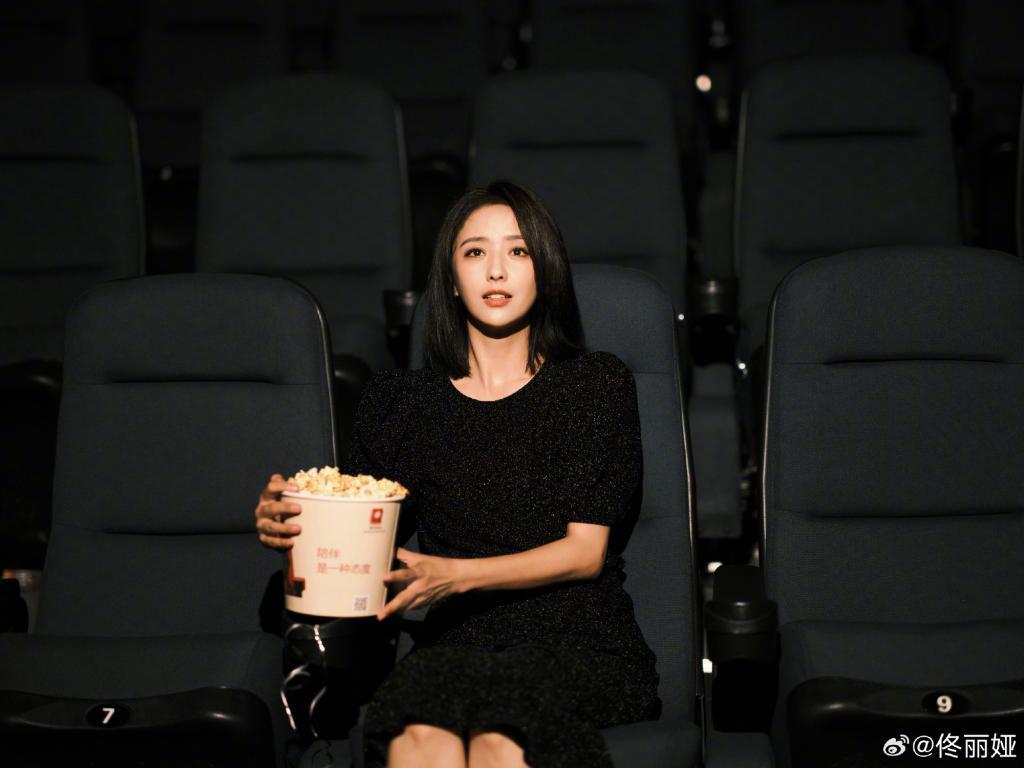 佟丽娅晒出庆生照 与儿子相拥笑容灿烂