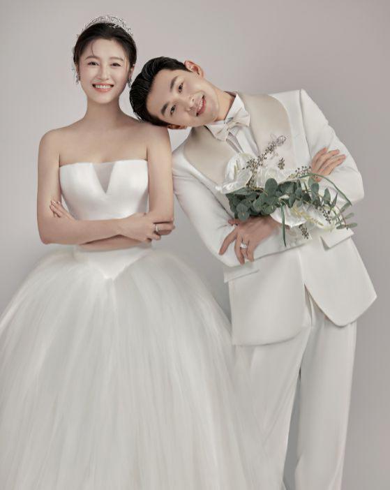 王彦霖拍婚纱照庆结婚两周年，女儿跳舞见证幸福