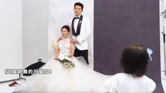 王彦霖拍婚纱照庆结婚两周年，女儿跳舞见证幸福