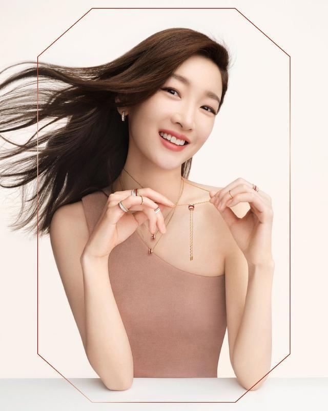 周冬雨穿斜肩裙大秀光滑美背 歪头绽放甜笑好治愈