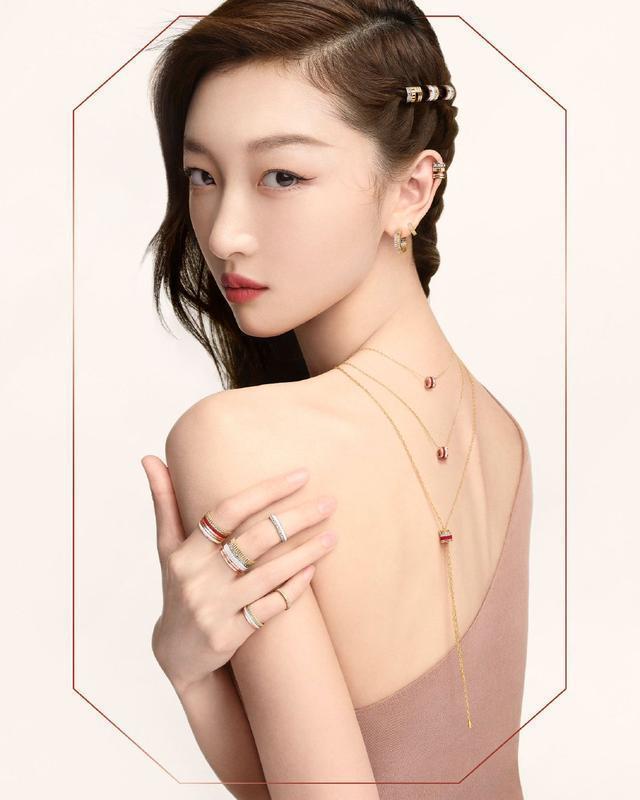 周冬雨穿斜肩裙大秀光滑美背 歪头绽放甜笑好治愈