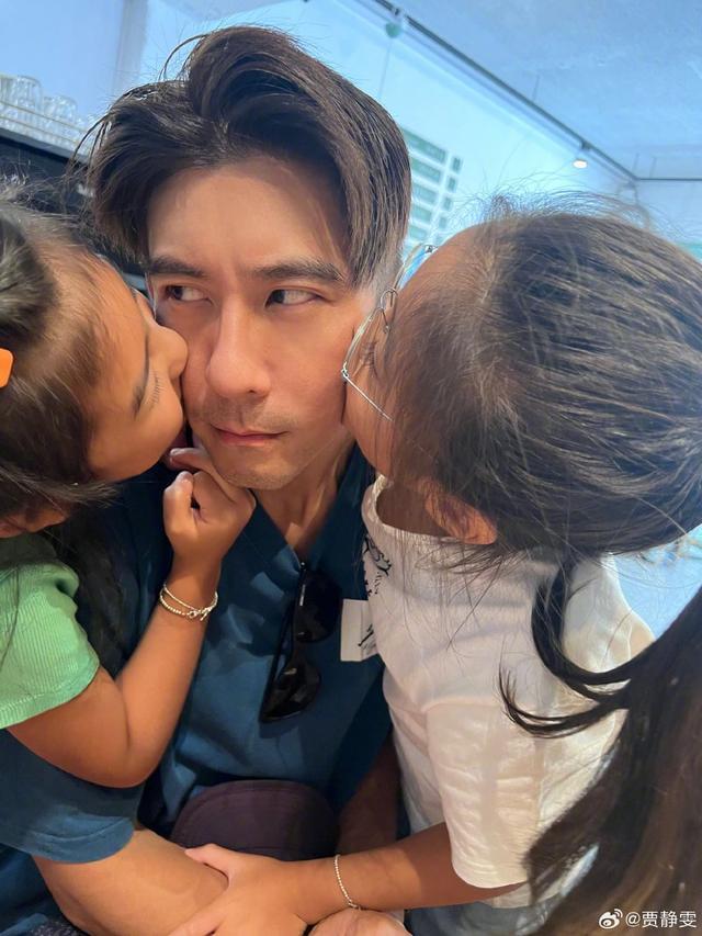 贾静雯晒照祝修杰楷父亲节快乐 评价修杰楷是孩子们的福气