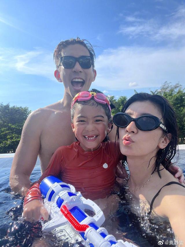 贾静雯晒照祝修杰楷父亲节快乐 评价修杰楷是孩子们的福气